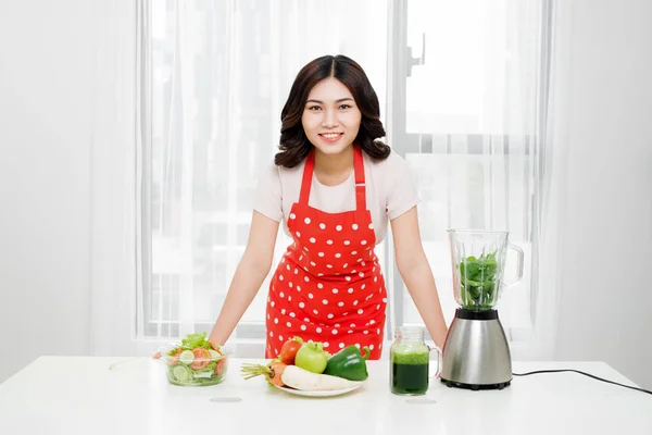 Bastante Mujer Asiática Bebiendo Batido Verde Para Desayuno — Foto de Stock
