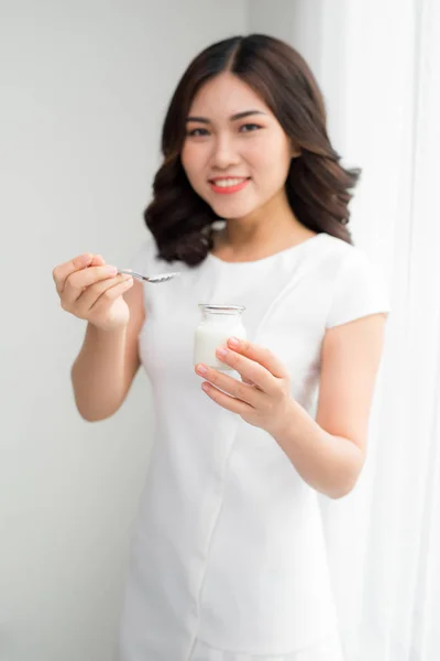 Диетическое Питание Крупным Планом Портрет Привлекательной Молодой Женщины Кушающей Йогурт — стоковое фото