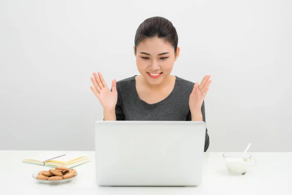 Hermosa Mujer Rubia Con Una Computadora Portátil Casa —  Fotos de Stock