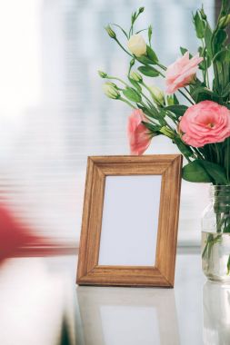 metin, boş bir çerçeve içinde bir buket lisianthus çiçek fotoğrafı için bir yer şablonuyla tebrik kartı