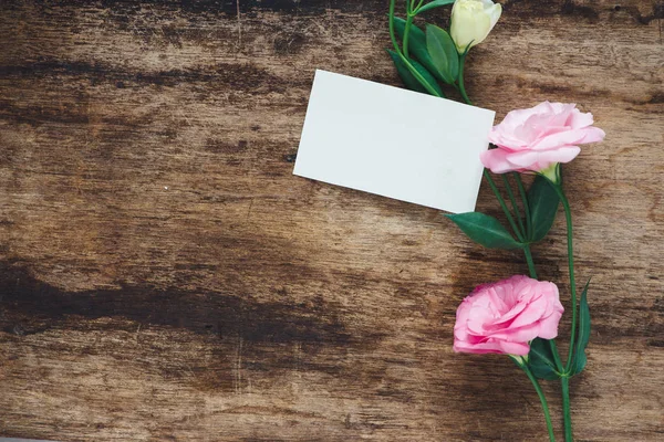 Cartão Postal Com Flores Frescas Etiqueta Vazia Para Seu Texto — Fotografia de Stock