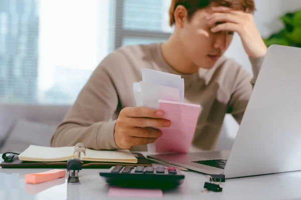 Homem Asiático Gerenciando Finanças Revisando Suas Contas Bancárias Usando Computador — Fotografia de Stock