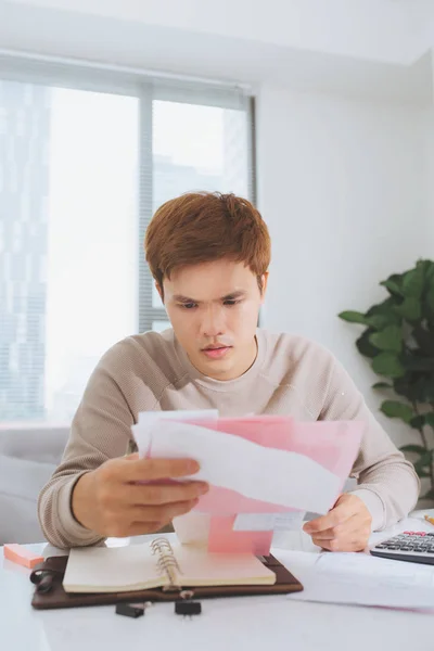 Asiático Jovem Contando Usando Calculadora Estresse Problema Com Despesas — Fotografia de Stock