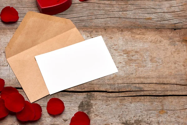 Carta Para Mãe Com Pétalas Rosa Envelope Sobre Fundo Madeira — Fotografia de Stock