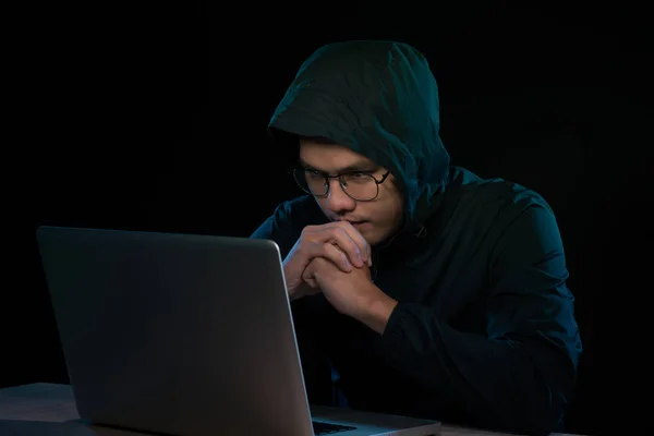 Хакер Темному Толстовка Сидячи Перед Блокнот Політики Конфіденційності Атаки Комп — стокове фото