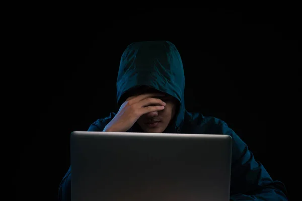 Hacker Escuro Encapuzado Sentado Frente Caderno Ataque Privacidade — Fotografia de Stock