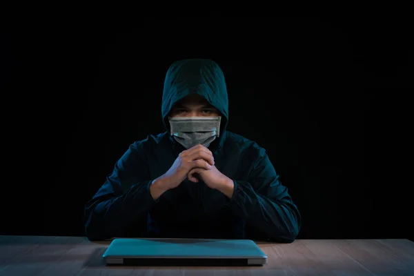 Asya Hacker Bilgisayar Dizüstü Bilgisayar Ile Karanlıkta Kesmek Siber Güvenlik — Stok fotoğraf