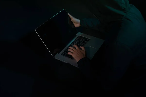 Hacker Con Una Felpa Scura Seduto Davanti Quaderno Informatica Privacy — Foto Stock