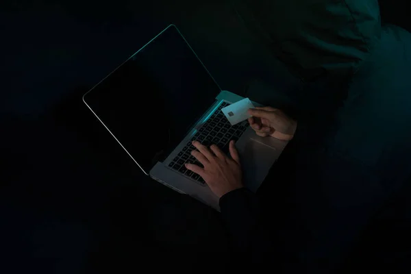 Conceito Cibercrime Homem Anônimo Segurando Cartão Crédito Com Laptop Sua — Fotografia de Stock