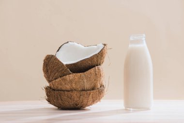 Hindistan cevizi sütü şişe ve cam kopya alanı tablo