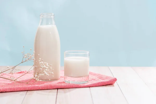 Milchprodukte Flasche Mit Milch Und Glas Milch Auf Holztisch — Stockfoto