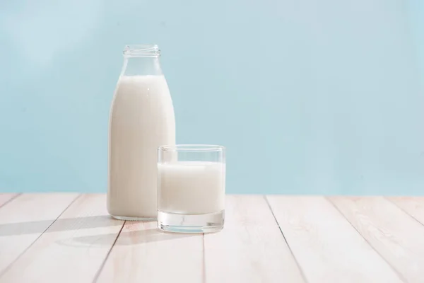 Mléčné Výrobky Láhev Mlékem Sklenice Mléka Dřevěný Stůl — Stock fotografie