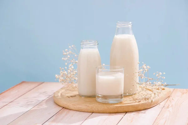 Mjölkprodukter Flaska Med Mjölk Och Glas Mjölk Träbord — Stockfoto