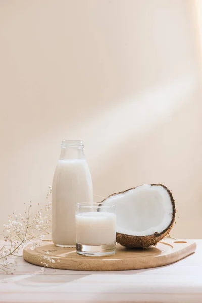 Кокосовое Молоко Бутылке Стекло Столе Копировальным Местом — стоковое фото