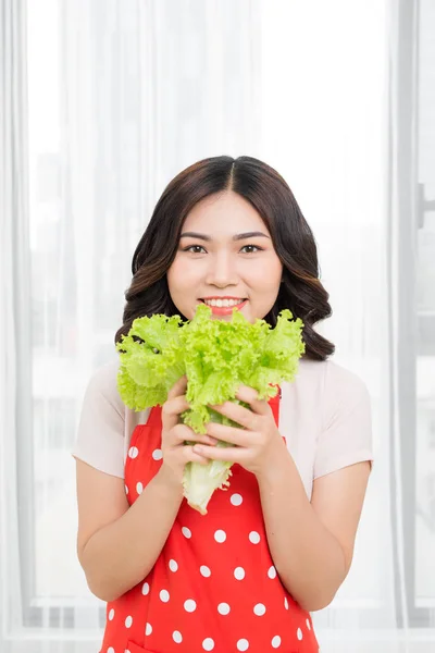 Salat を食べるキッチン ショットで分離された魅力的な白人の笑顔の女性の肖像画 — ストック写真