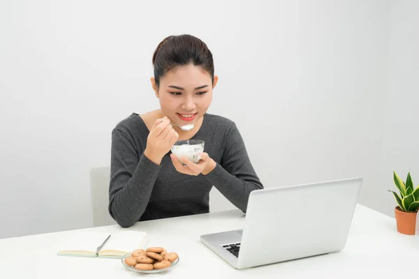 Retrato Una Hermosa Joven Usando Computadora Portátil Comiendo Yogur Casa — Foto de Stock