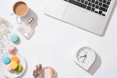 Pastel renkli macarons rahat sabah kahvaltıyla 