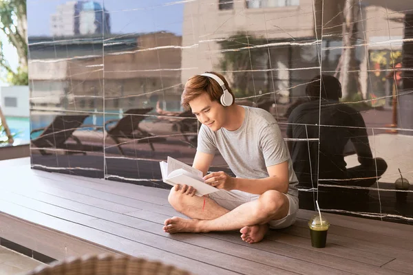 Jeune Homme Asiatique Lecture Livre Écouter Musique Bord Piscine Sur — Photo