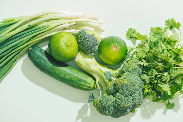 新鮮な野菜の緑の背景の平面図 — ストック写真