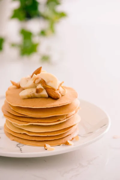 Bananen Cashew Pfannkuchen Mit Bananen Und Karamellsoße — Stockfoto