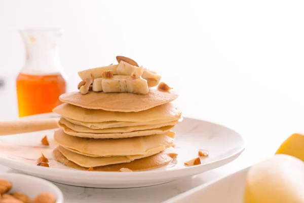 Pequeno Almoço Panquecas Banana Com Mel Nozes — Fotografia de Stock