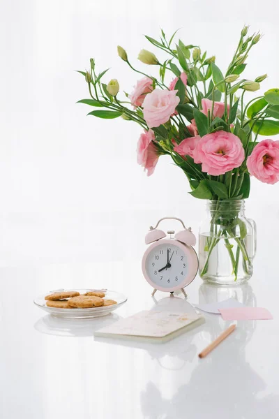 上午8点钟 桌上的饼干和鲜花 — 图库照片