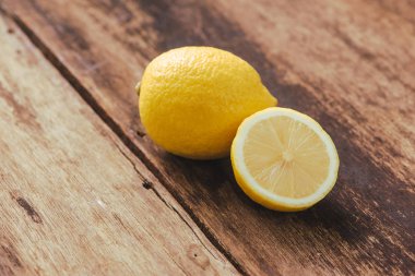 taze limon ahşap zemin üzerinde. seçici odak.