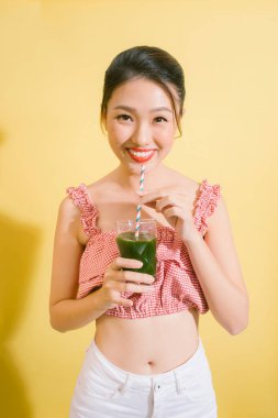 Yeşil Detoks içme zarif oldukça ince kadın.