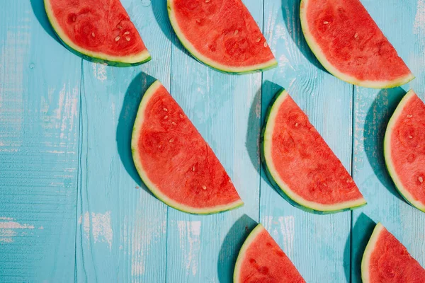 Mavi ahşap masa karpuz dilimleri.