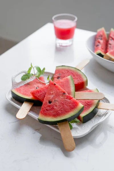 Batido Rojo Fresco Vaso Con Trozos Sandía Rodajas Sobre Mesa — Foto de Stock