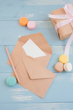 Boş yaprak kağıt tebrik metin ve hediye kutusu için. Üstten Görünüm. Düz yatıyordu.