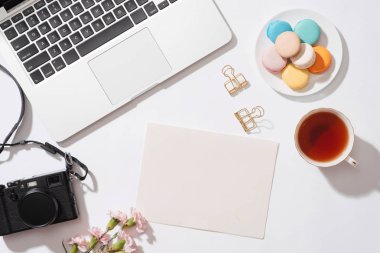 Pastel renkli macaroons ile rahat sabah kahvaltı.