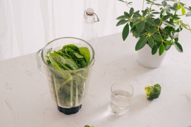 Yeşil smoothie yapmak. Doğal, organik sağlıklı meyve suları şişe için kilo verme diyet