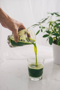 Sağlıklı yeşil smoothie. Doğal, organik sağlıklı meyve suları şişe için kilo verme diyet