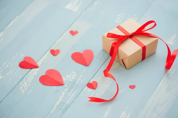 Valentinstag Geschenkschachtel Papierherz Und Konfetti Auf Blauem Hintergrund Draufsicht — Stockfoto