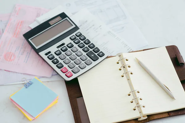 Pen Pappersarbete Med Miniräknare För Sammanfattning Inkomst Eller Vinst Skrivbord — Stockfoto