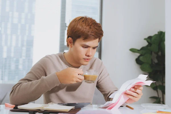 Homem Infeliz Pagando Contas Seu Laptop Sala Estar — Fotografia de Stock