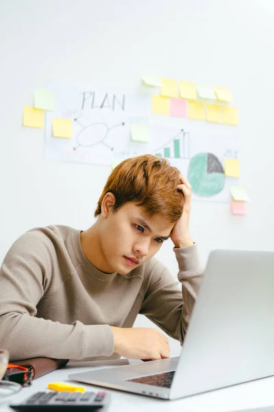 Estressado Asiático Homem Negócios Devido Quantidade Trabalho Que Ele Tem — Fotografia de Stock