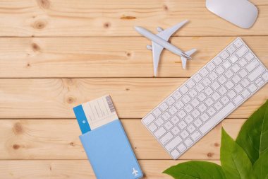 Bilgisayar klavye, pasaport ve uçak modeli n ahşap arka plan.