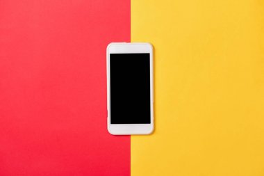 Kırmızı Sarı arka plan boş beyaz ekran ile smartphone cep telefonu.