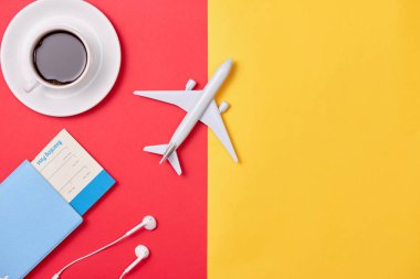 Online rezervasyon kavramı seyahat. Uçak model ve pasaport ahşap arka plan üzerinde.