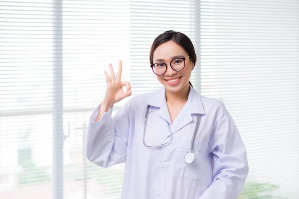 Medico Femminile Con Pollici Alto Gesto — Foto Stock