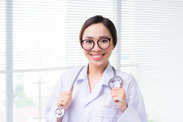 Retrato Mujer Asiática Médico Pie Hospital — Foto de Stock