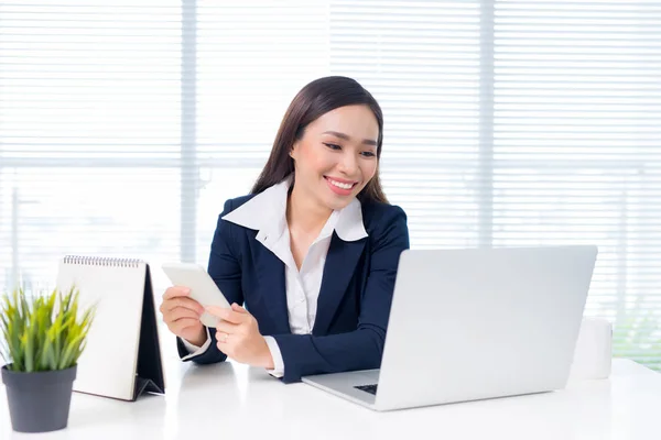 Aziatische Zakenvrouw Smartphone Houden Tijdens Vergadering Haar Bureau — Stockfoto