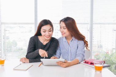 Ekip çalışması. Ofiste dizüstü bilgisayar ile birlikte çalışma iş adamları.