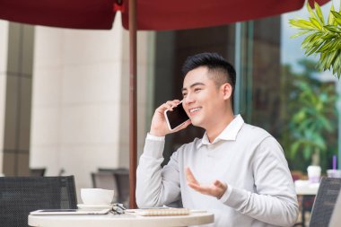 City adlı içme kahve ve telefon yakışıklı genç