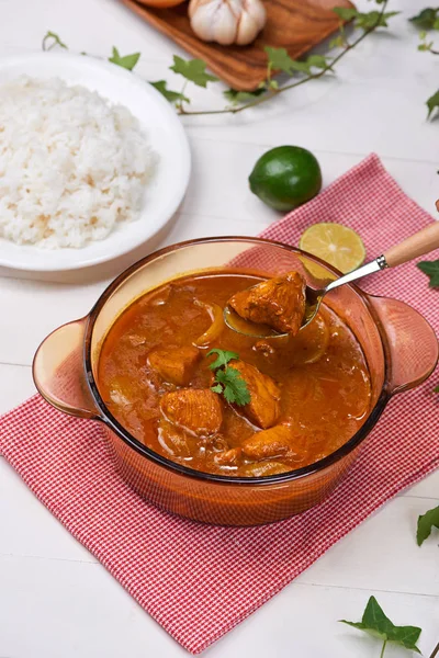 Hausgemachtes Leckeres Hühnercurry Mit Kokosmilch Und Spionen — Stockfoto