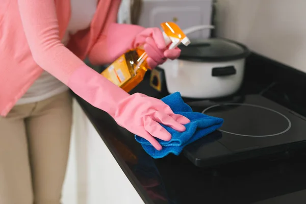 Jovem Mulher Asiática Limpando Cozinha Segurando Detergente Spray Pano — Fotografia de Stock