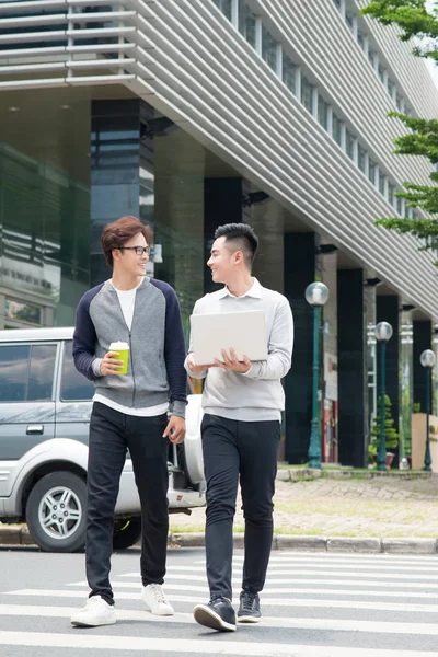 Dos Jóvenes Empresarios Sonrientes Caminando Hablando Ciudad — Foto de Stock