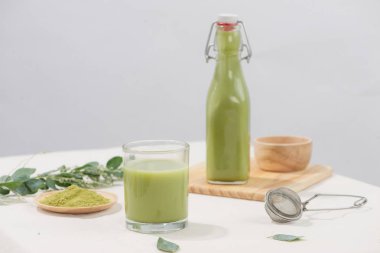 ev yapımı yeşil çay, beyaz arka plan üzerinde sağlık için serinletici